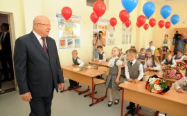 В городе Бор открылась новая школа с бассейном и шахматным залом
