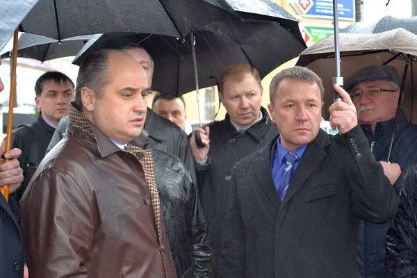 Андрей Жижин вместе с коллегами по департаменту дорожного хозяйства проверяет качество дорог в городе