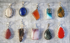Серьги с натуральными камнями — ювелирные украшения с характером