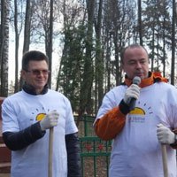 На субботнике в Букареве Андрей Дунаев убирал братскую могилу в парке