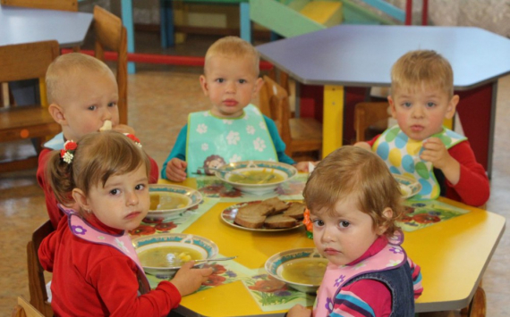 Малышей в детском саду Нижнего Новгорода кормили жирными вафлями и йогуртом с растительным маслом